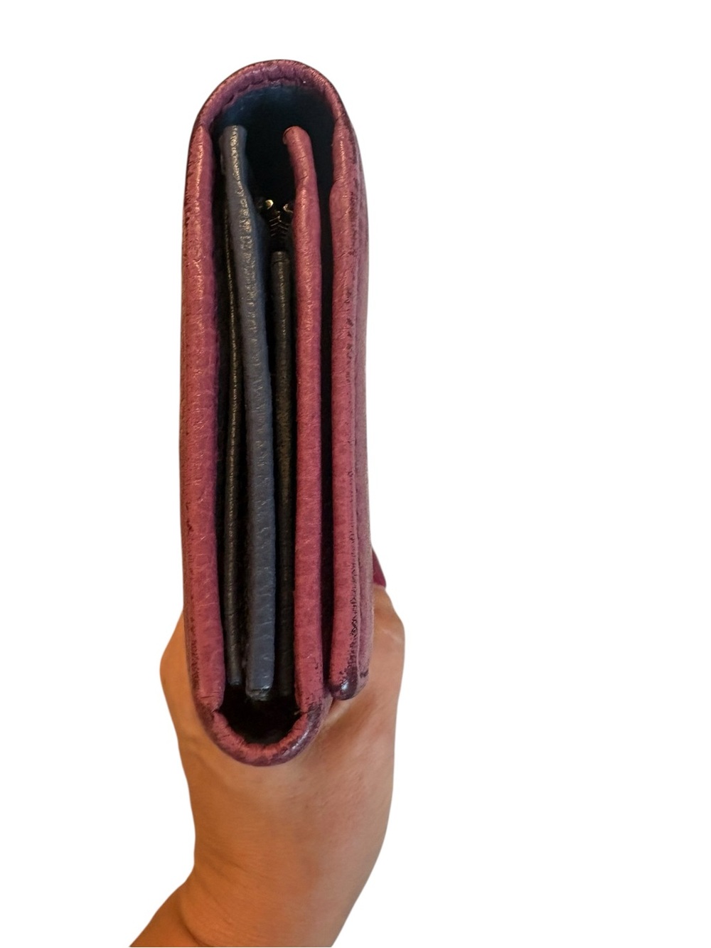 Gucci Magenta Pebbled Leather Women's Wallet with Gold Stamp - Picture 4 of 5
